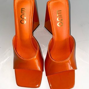 EGO official 
Square peep toe sculptured flared block heel mule in orange patent